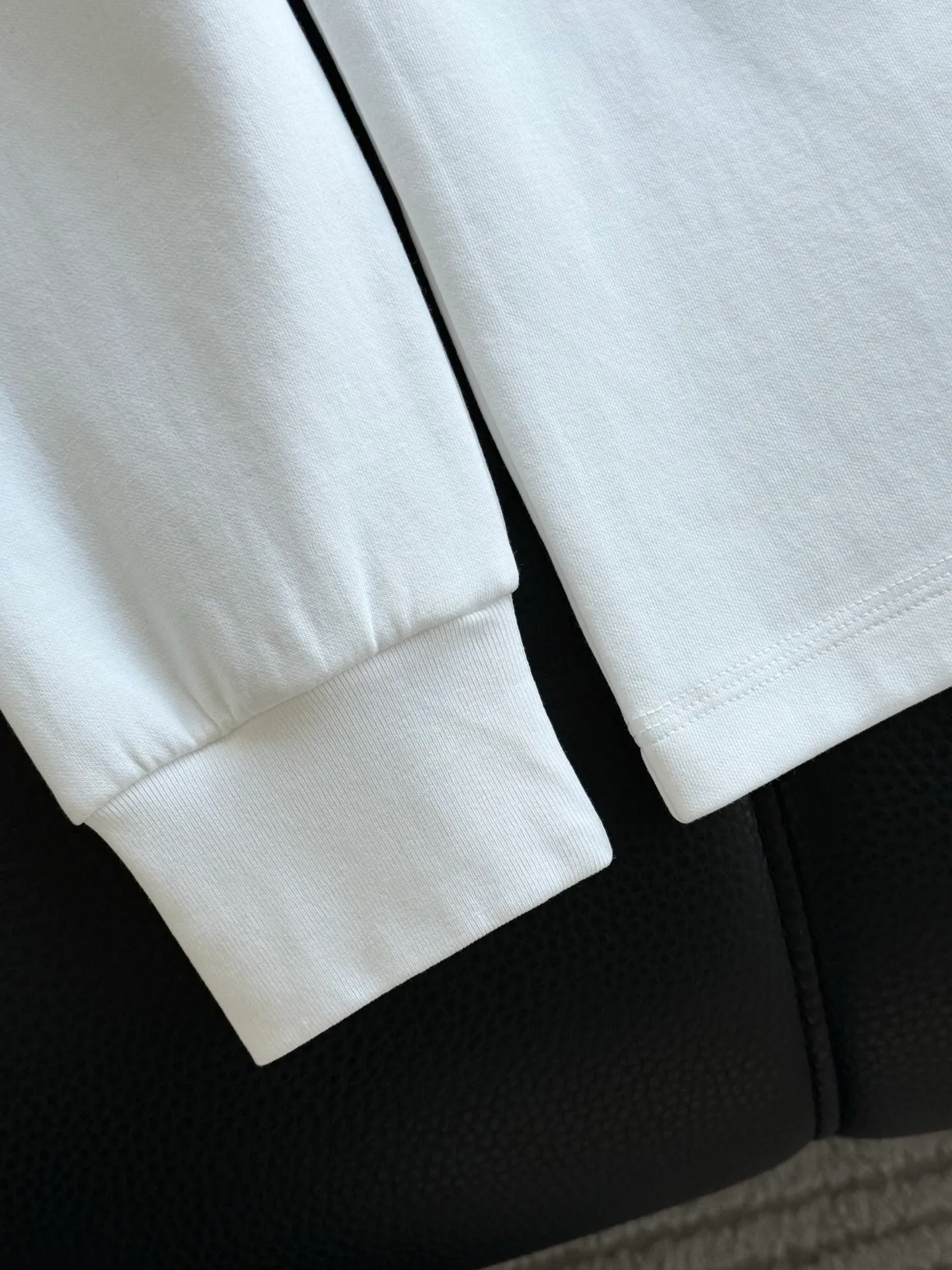 P436 Chrome Hearte CH SS new cross horseshoe Chrome Heart Sanskrit three-dimensional patch show craftsmanship. Double-sided cotton double yarn jersey fabric, custom dyed in the same vat with special bold 32-count double-ply 1X1 thread. .Light luxury, a must-have item for daily commuting for men and women.  Color: Black White Size: M~3x Style No.: 3590